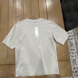 UNIQLO Men's Light Grey T-Shirt Size Small